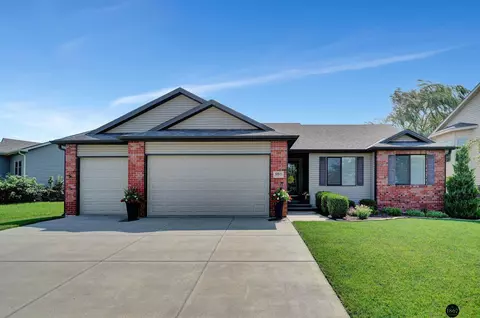 6815 Chandon Dr, Lincoln, NE 68526