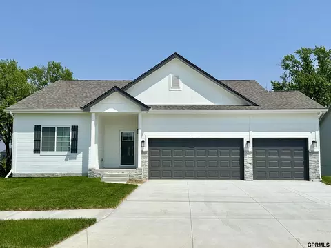 19817 Greenleaf St, Gretna, NE 68028