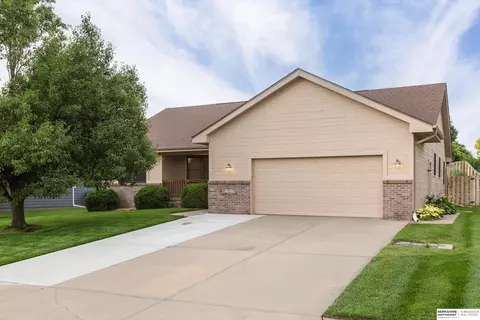 21418 Parkview Dr, Gretna, NE 68028