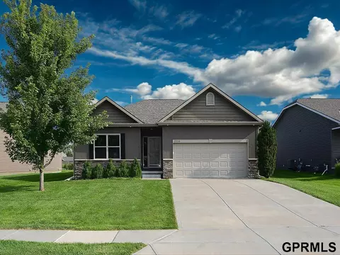2126 Skyhawk Ave, Papillion, NE 68133