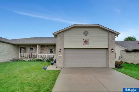 9143 Round Hill Dr, Lincoln, NE 68526