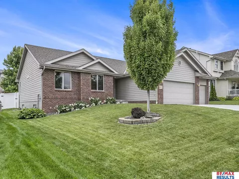 16413 Willow St, Omaha, NE 68136