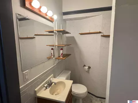 Bath - 709 Ella St, Beatrice, NE 68310 photo 2 of 2