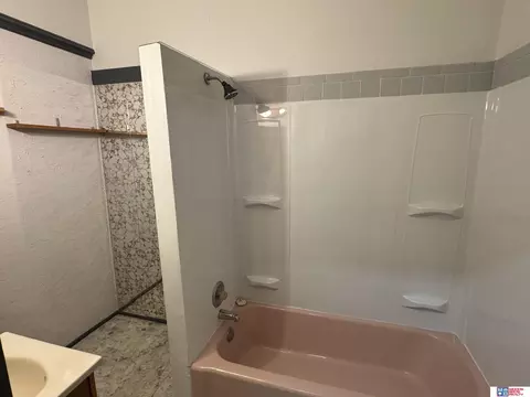 Bath - 709 Ella St, Beatrice, NE 68310 photo 1 of 2