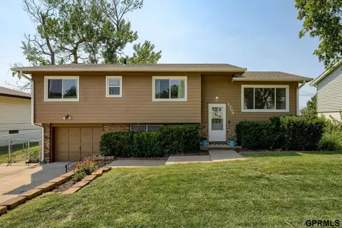 1704 N 111 St, Omaha, NE 68154