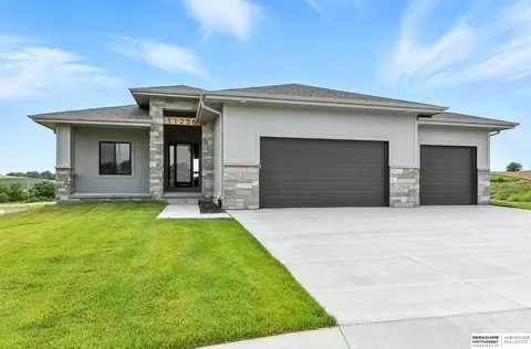 11256 S 219th St, Gretna, NE 68028