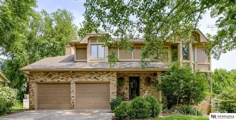 812 Oak Ridge Rd, Papillion, NE 68046