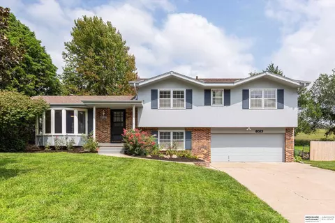 8023 Raven Oaks Dr, Omaha, NE 68152