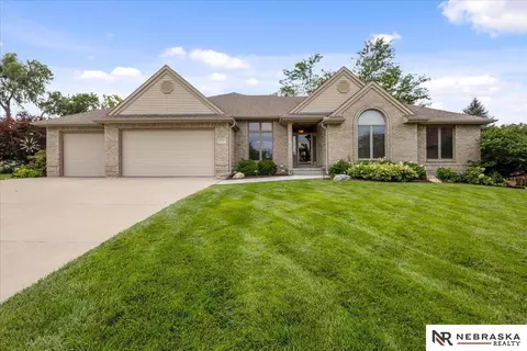 16821 O Cir, Omaha, NE 68135