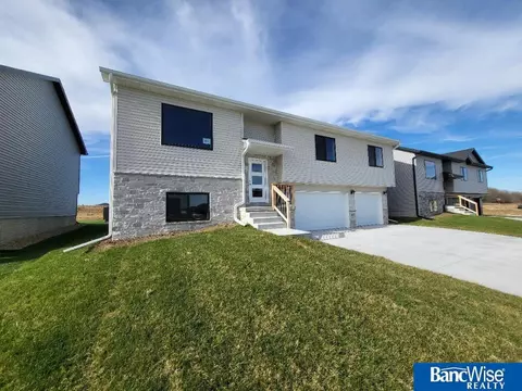 5823 SW 9th St, Lincoln, NE 68523