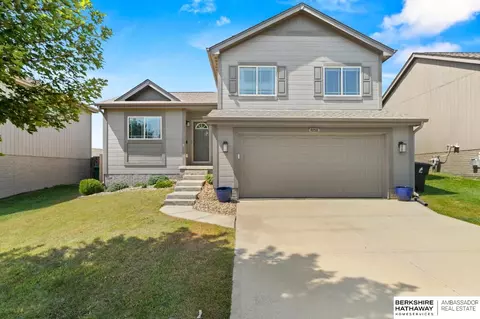 9158 Black St, Omaha, NE 68122