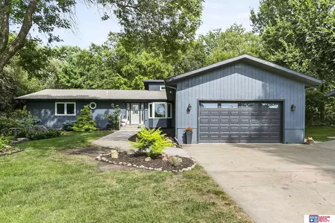 702 Anthony Ln, Lincoln, NE 68520