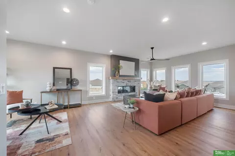 135 N 10th Ave, Springfield, NE 68059 photo 5
