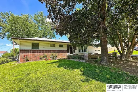 910 Lemay Dr, Bellevue, NE 68005
