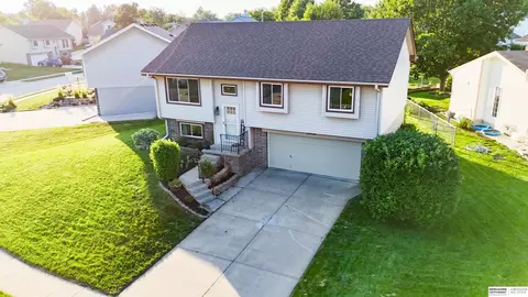 15018 Chalco Pointe Cir, Omaha, NE 68138