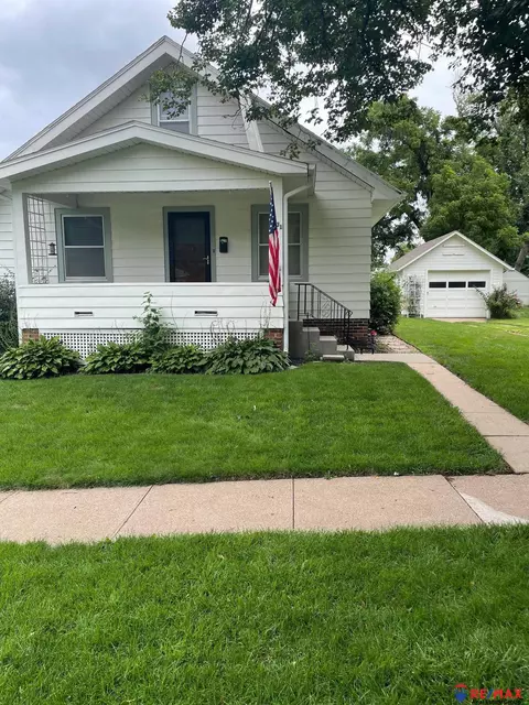 831 S Adams St, Papillion, NE 68046
