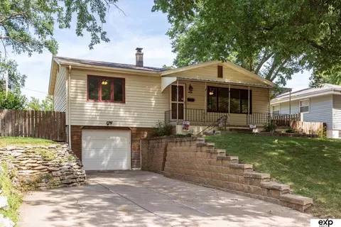 7434 Valley St, Omaha, NE 68124