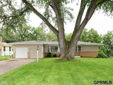 4608 Manchester Dr, Omaha, NE 68152