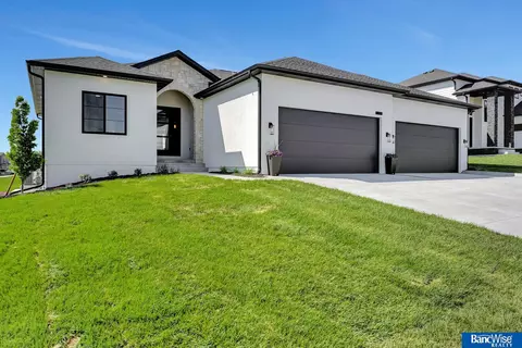 8939 Rocky Top Rd, Lincoln, NE 68526