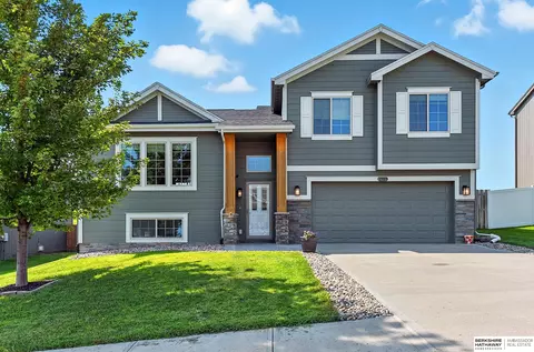 1709 Mayflower Rd, Bellevue, NE 68123