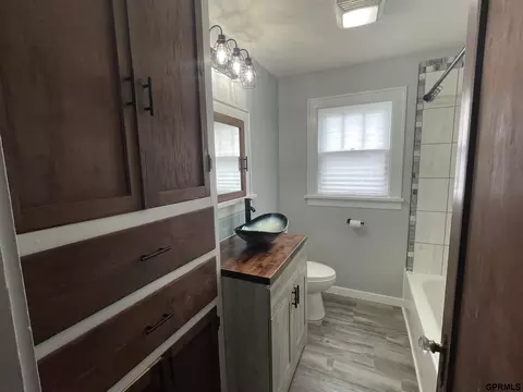Bath - 1228 E St, Geneva, NE 68361 photo 2 of 3