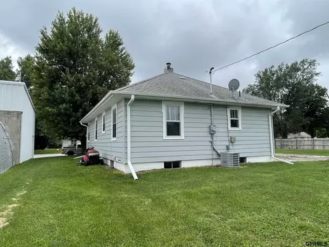 Exterior - 1228 E St, Geneva, NE 68361 photo 4 of 4