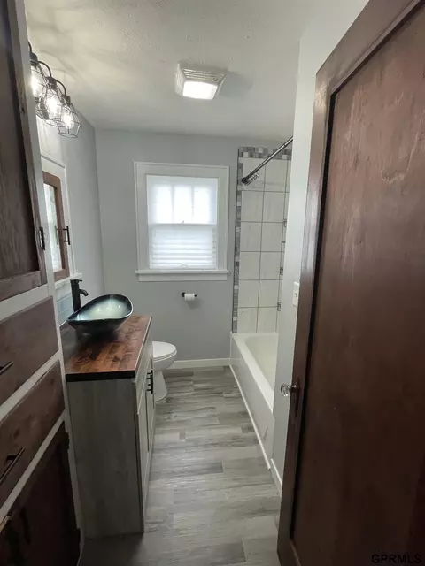 Bath - 1228 E St, Geneva, NE 68361 photo 1 of 3