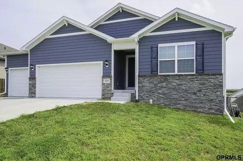 225 N 10th Ave, Springfield, NE 68059