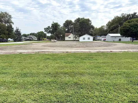 1033 E St, Geneva, NE 68361 photo 2