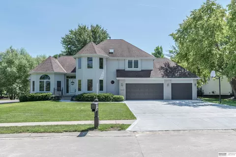 16605 Howard Cir, Omaha, NE 68118