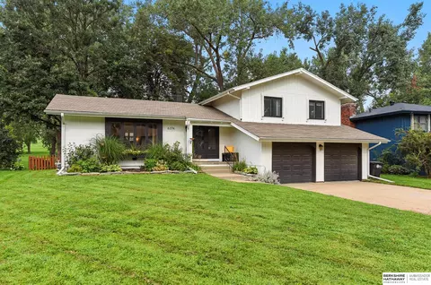 6374 Ponderosa Dr, Omaha, NE 68137