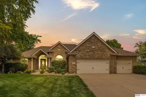 904 W Centennial Rd, Papillion, NE 68046