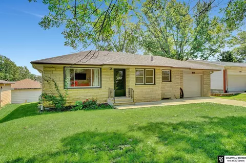 824 Mahoney Dr, Lincoln, NE 68504