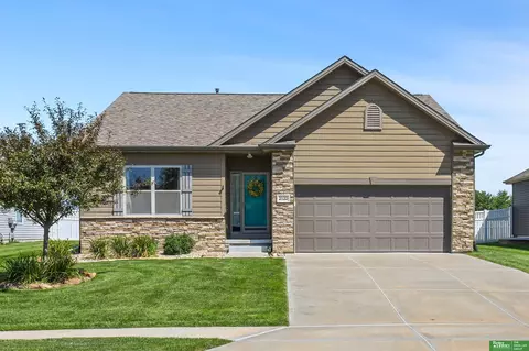 2122 Skyhawk Ave, Papillion, NE 68133