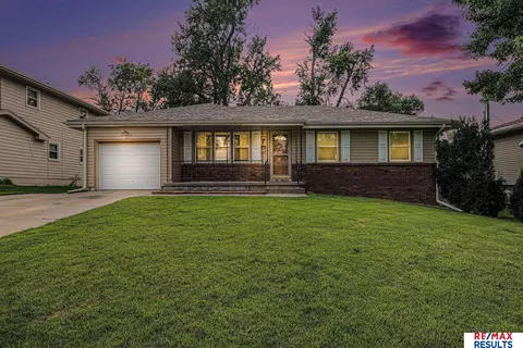 5012 S 94th St, Omaha, NE 68127