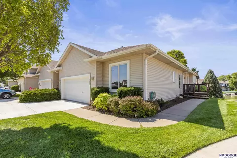 1085 Waters Edge Ct, Carter Lake, IA 51510