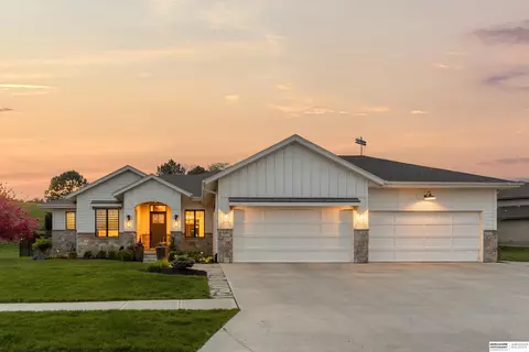 1006 Elk Ridge Dr, Elkhorn, NE 68022