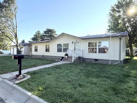 331 N 14th St, Geneva, NE 68361