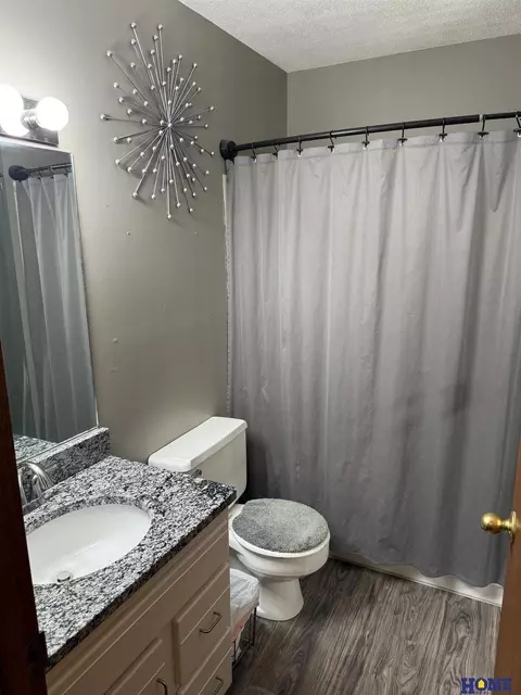 Bath - 1607 N 18th St, Beatrice, NE 68310 photo 1 of 1