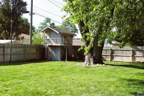 Exterior - 1607 N 18th St, Beatrice, NE 68310 photo 2 of 8