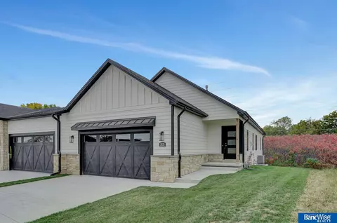 9119 Hillcrest Trl, Lincoln, NE 68520