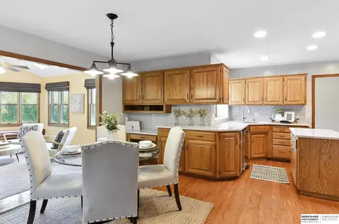805 Valentine Ln, Papillion, NE 68046