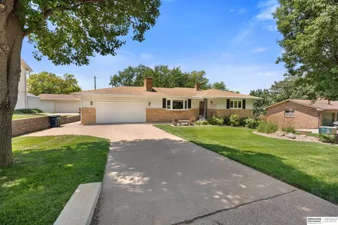 208 Caldor Dr, Bellevue, NE 68005