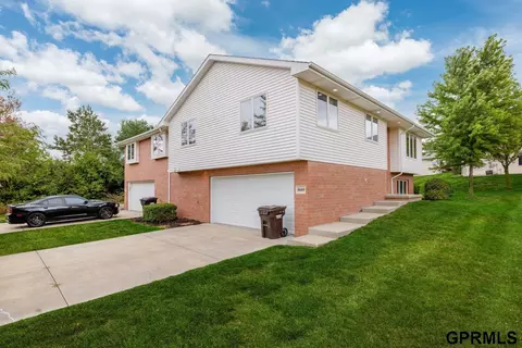 8669 Lexington Ave, Lincoln, NE 68505
