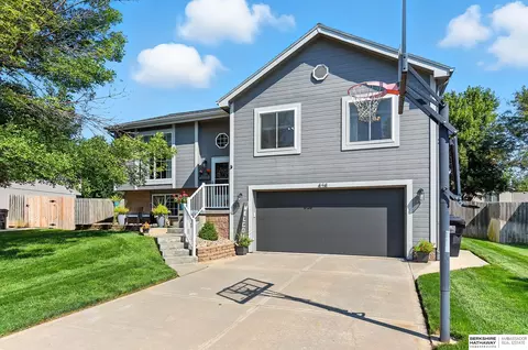 828 Clearwater Dr, Papillion, NE 68046
