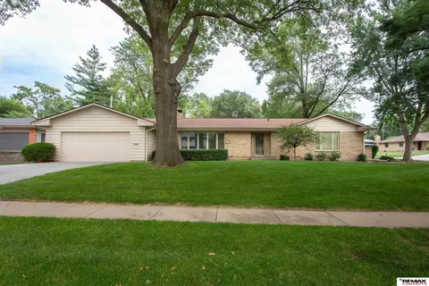 1544 Crestline Dr, Lincoln, NE 68510
