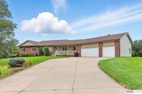 7707 Saddle Dr, Papillion, NE 68046