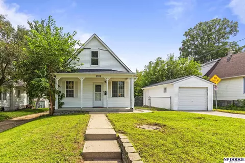 2709 S 30th St, Omaha, NE 68105