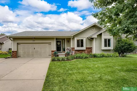 2405 Laura Cir, Papillion, NE 68046