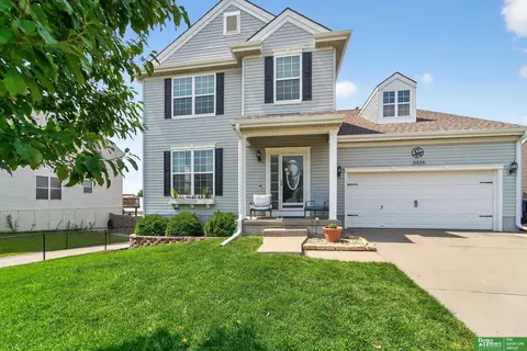 2316 Quartz Dr, Papillion, NE 68046